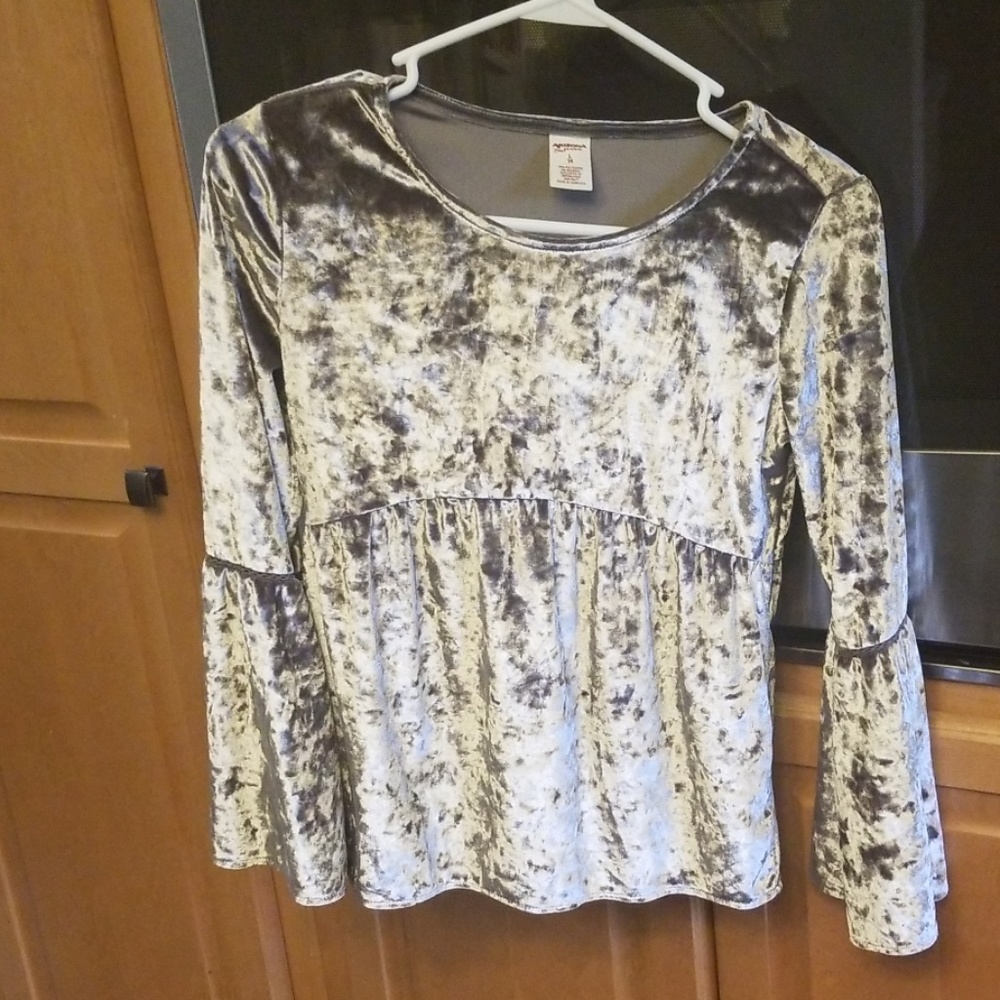 🔥3/$15 bell sleeved shirts - Picture 2 of 5